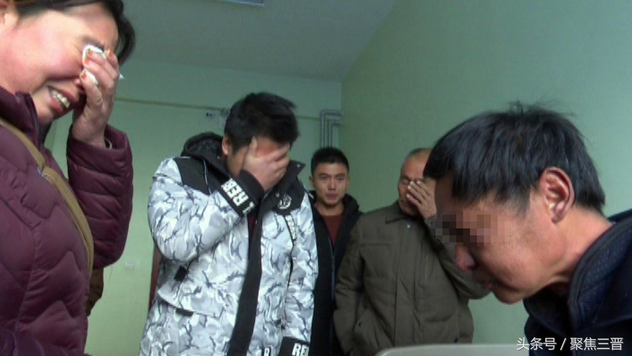 男子因和家人争吵离家7年露宿街头 儿子跨省见到父亲痛哭