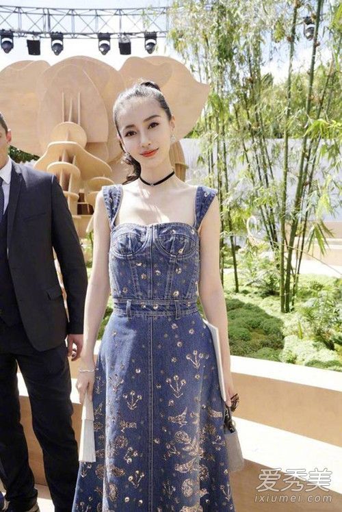 吊带裙加上抹胸设计性感又甜美,手拿折扇的angelababy更是清新又养眼.