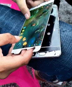 搞笑gif:大婶儿,你这样让关二爷很没面子的呀!