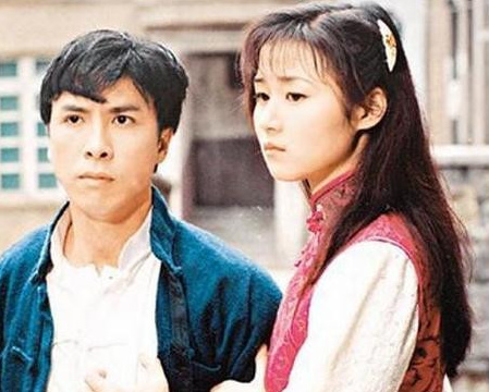 1995年,万绮雯与甄子丹合作主演陈木胜执导的民国剧《精武门,在剧中