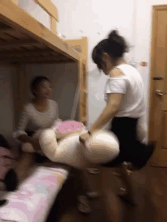 爆笑gif:岛国无厘头剧情,妹子百米只需2秒36,虐飞人博尔