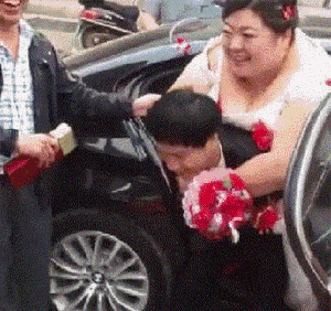 搞笑gif:看到他们,我又相信爱情了