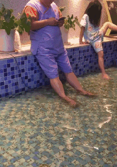 妹子你这样拖地,很容易让人想歪啊