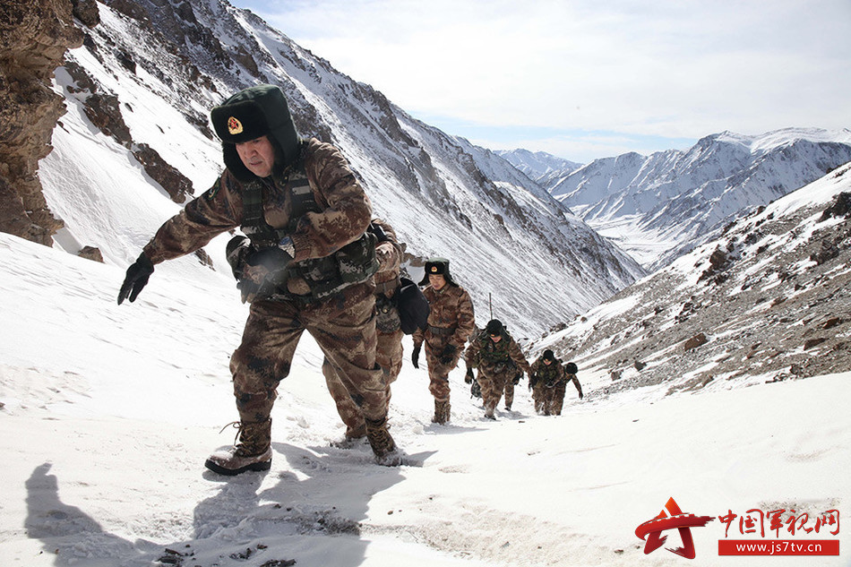 雪山里的巡逻队