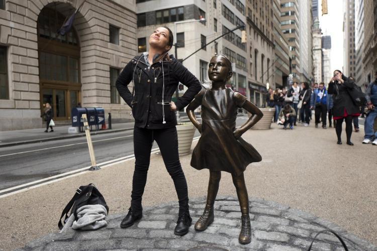纽约民众呼吁"无畏女孩"成为华尔街象征