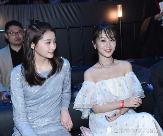 26岁杨紫跟21岁关晓彤同框比美,一个细节完胜对方