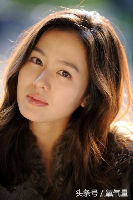 温婉大方的孙艺珍,几乎满足了男性对女人的所有幻想,一颦一笑都牵动