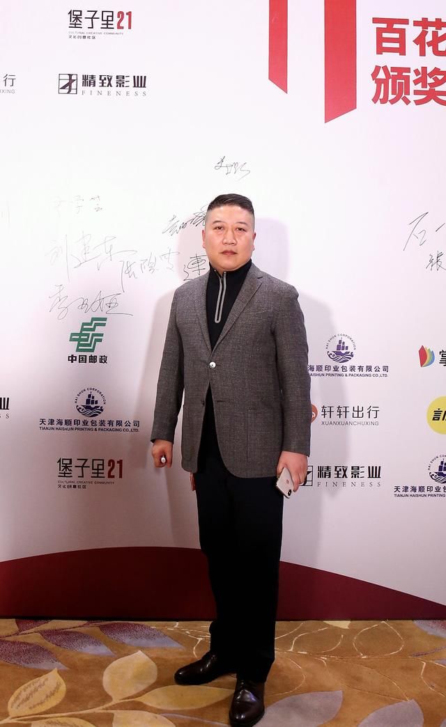 张永新导演 在与一同出席的著名小说作家们探讨"好小说是否等于好影视