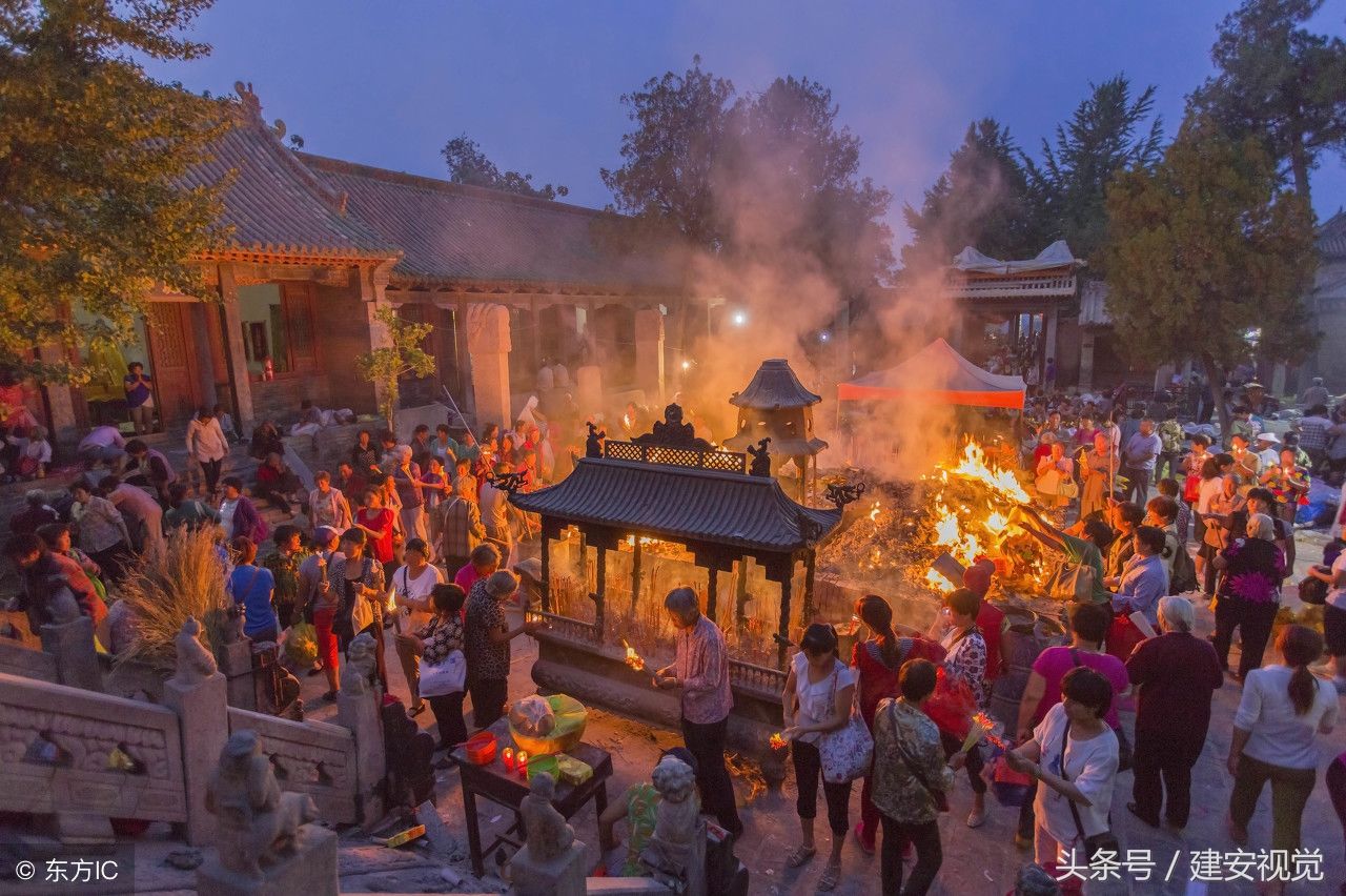河南浚县上万人夜晚住山上,为庆祝老奶奶生日,连去三年才圆满