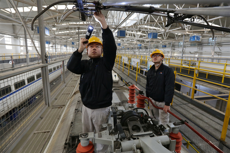 2月6日,在中国铁路西安局集团有限公司西安动车段检修库,机械师在对