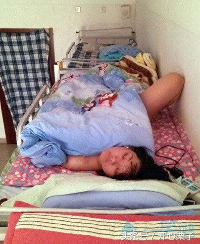 妹子的睡姿太任性了.