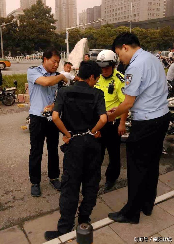 假警察一身行头全披挂 想不到随身手铐铐了他