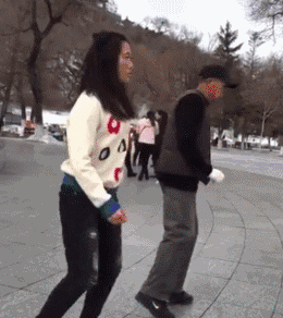 搞笑gif段子新郎:嗯,照片拍的不错,媳妇儿把砖头扔了吧!