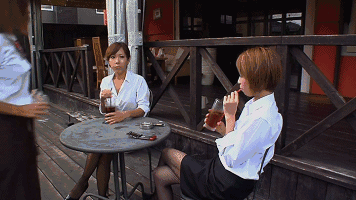 内涵图:地铁上的美女,你裙子穿得有点短,旁边大叔都不