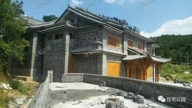 两家哦对门有一家在门笼上摆了青砖搁牛这样另一家怎么办 对门宠物