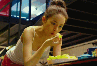 嫂子穿成这样和我出来吃饭,大哥也真放心我