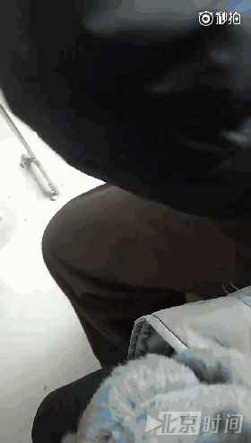90后姑娘坐公交遭男子摸胸又摸腿 下车被尾随(图)