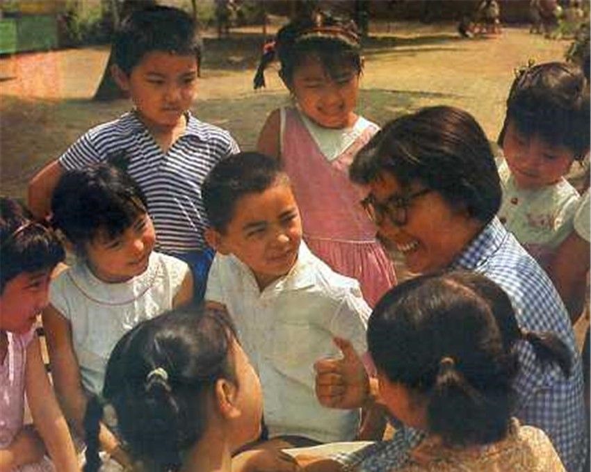 难得一见,上世纪60年代儿童生活学习彩色照片