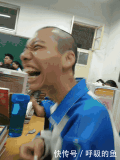 搞笑gif:小伙子们,有愿意娶这位小姐姐吗,这些都是嫁妆