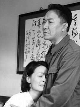 的时候,李幼斌结识了自己的发妻张瑞琪,发妻张瑞琪也是一名话剧演员