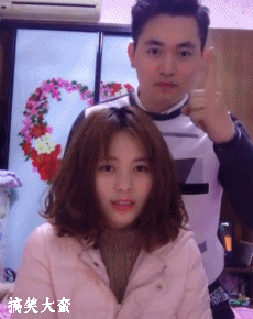 搞笑gif:妹子的跳水姿势好奇特,竟然是跪姿!