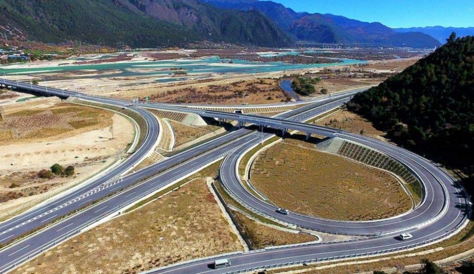 中国唯一一个耗资380亿,却不收费的高速公路,沿途风景