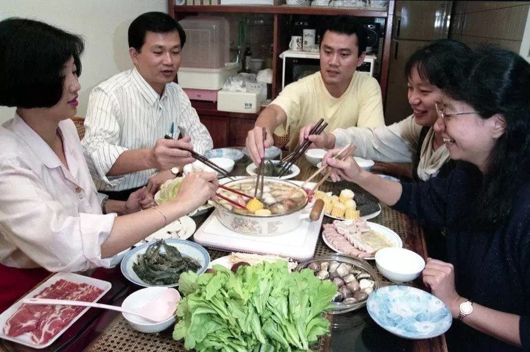 大年三十夜晚,祭祀完祖先以后,全家人围炉相聚,共进晚餐,娱乐游戏