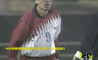 第二天报纸的头条就出来了,也有很多前辈同行去告诉魏群,男人轻易跪不