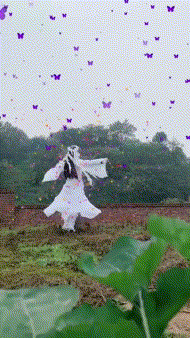 搞笑gif:有钱人就是这样任性,还给手机喝汤