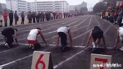 搞笑幽默的动态图gif 直播的时候妈妈进来了 扎心啊