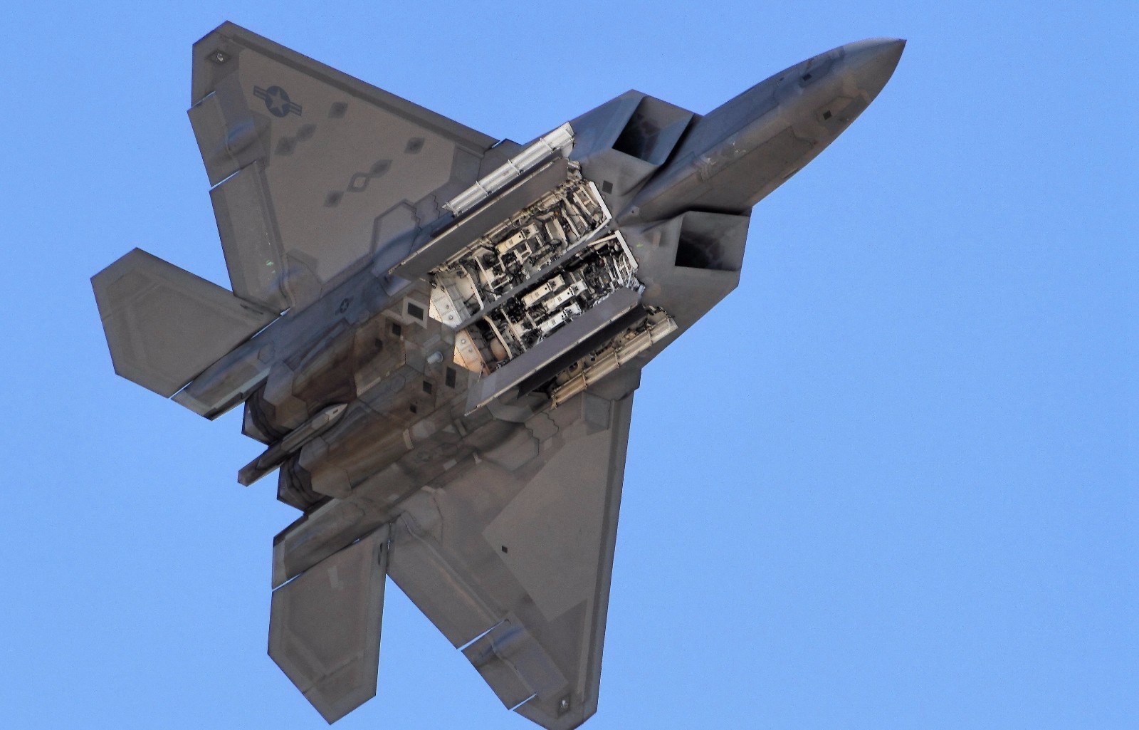 f-22全弹仓开启低空掠过细节清晰可见