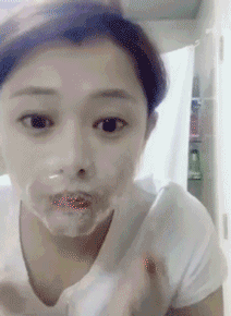 幽默搞笑的动态图gif 搞笑的小接机 在吹泡泡 很好玩啊