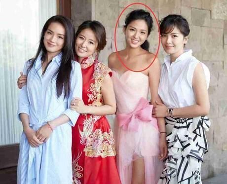 原来林艾也是林心如的伴娘,从照片中可以看的出来妹妹长得非常清