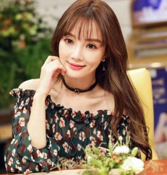 空气刘海发型的七大女星:李小璐郑爽超甜,谁知到了热巴画风突变