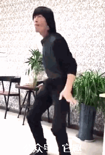 搞笑gif:听说精神病院的护士会配合病人这样玩!