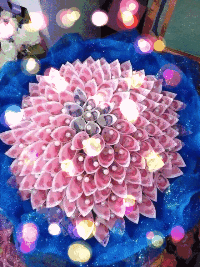 钞票满天飞, 想挡都挡不住…… 我将这些漂亮吉祥的有钱花 放在这条