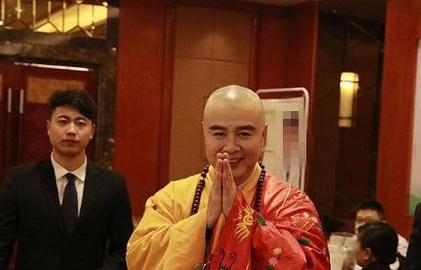 花甲之年的唐僧扮演者徐少华,身穿袈裟,参加活黄岩初中小学升v袈裟图片
