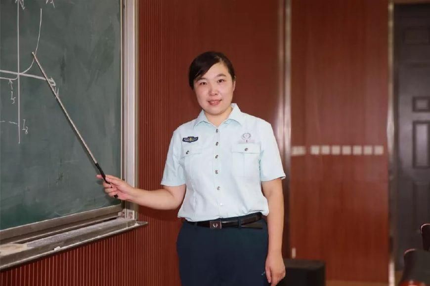 新制服来了!军队文职人员穿上量身定做的制式服装