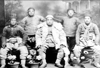 九一八事变以后,张海天震怒不已,立即扛起抗日大旗,提出"枪口对外"的