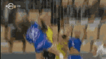 搞笑gif图:人跟人,有时候缺乏默契,就会导致尴尬!