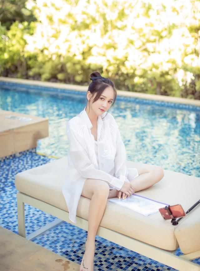 陈乔恩穿白衬衫秀美腿,嫩回18岁,网友:裤子拉链没拉