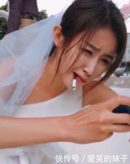 老司机帮忙看看,这妹子是不是做梦了,我都不好意思叫醒她
