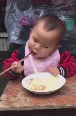 搞笑gif小弟弟,你吃面条的表情太销魂了吧!有这么好吃
