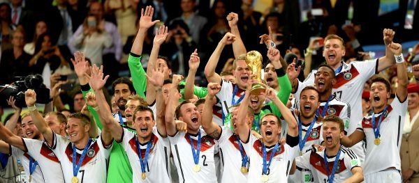 图为2014年7月日,德国队球员在巴西世界杯的颁奖仪式上庆祝夺冠.