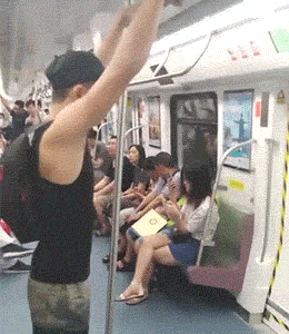 搞笑gif趣图:这就是为什么女人可以穿短装,而男人不能