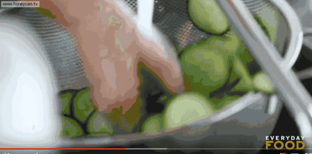 3,一小时后,冲干上面的盐分,用清水洗净黄瓜,然后挤出里面