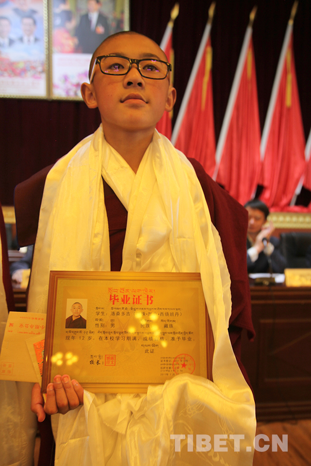 毕业的山南隆子县格鲁派扎果寺第七世德珠活佛.
