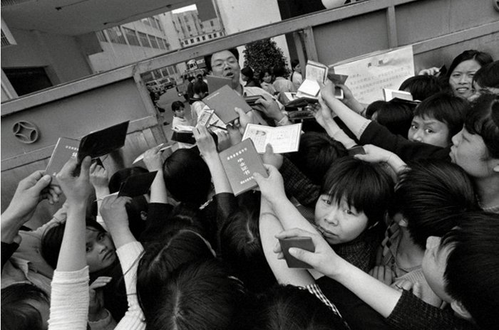 90年代深圳历史老照片:图为深圳福田工业区,一群外来打工妹拿着毕业证