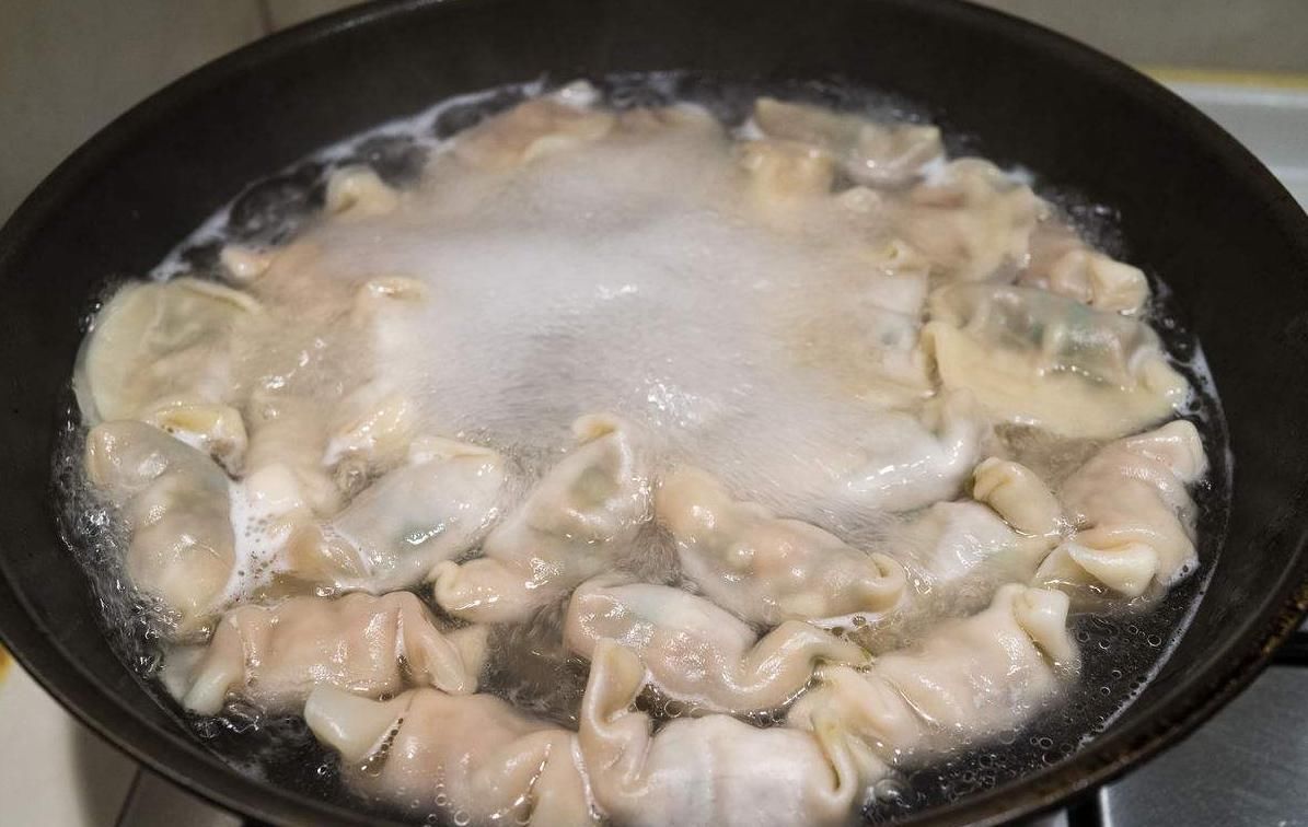 女人梦见和别人一起包饺子,寓意深厚的家庭与和谐共处的象征 女人梦见和别人一起包饺子,寓意深厚的家庭与和谐共处的象征