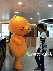 搞笑gif趣图 第一次见这样洗头的,你俩是认真的吗